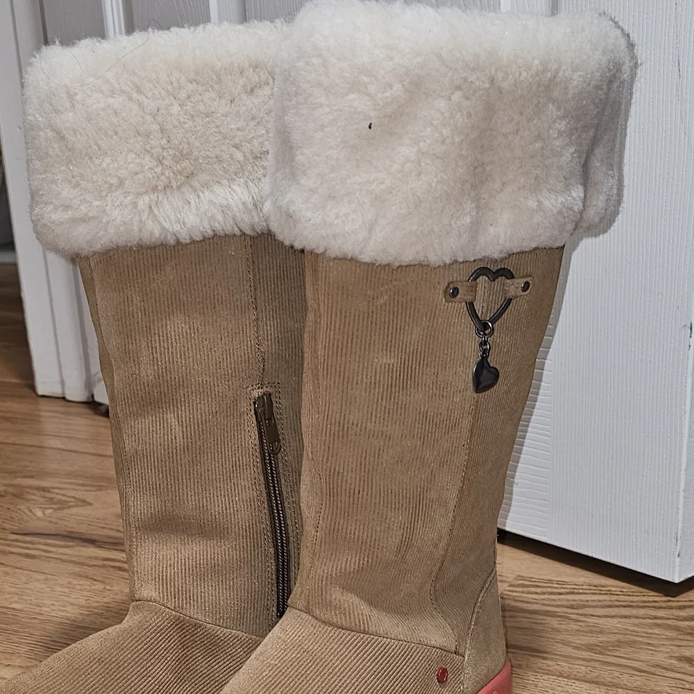 Ugg corduroy heart tan size 5 boots - Picture 6 of 9